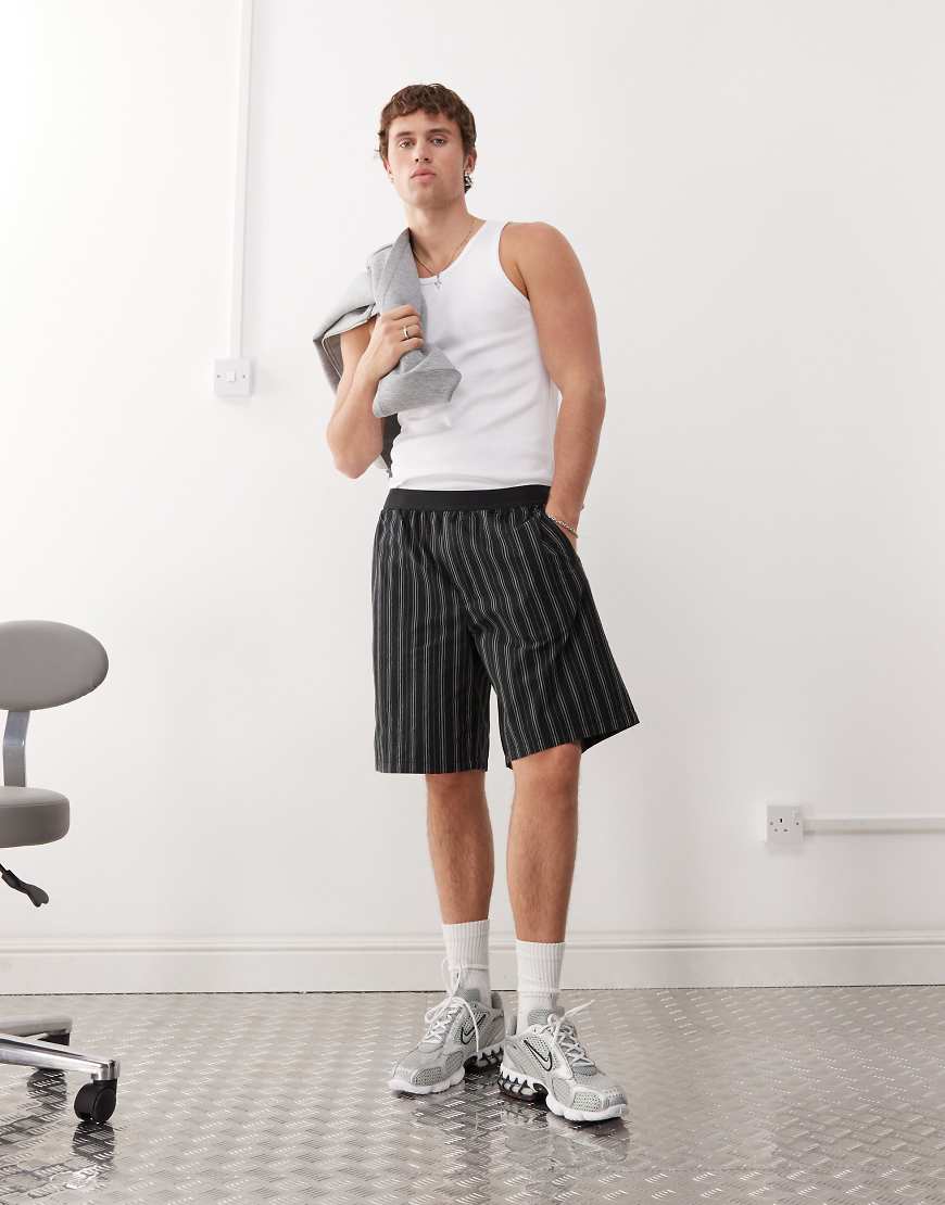 Weekday - Loose Fit Shorts in Schwarz mit Streifen Weekday - Loose Fit Shorts in Schwarz mit Streifen von Weekday