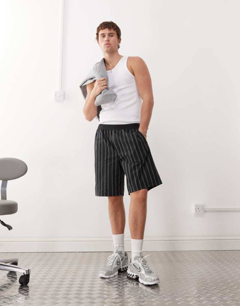 Weekday - Loose Fit Shorts in Schwarz mit Streifen von Weekday
