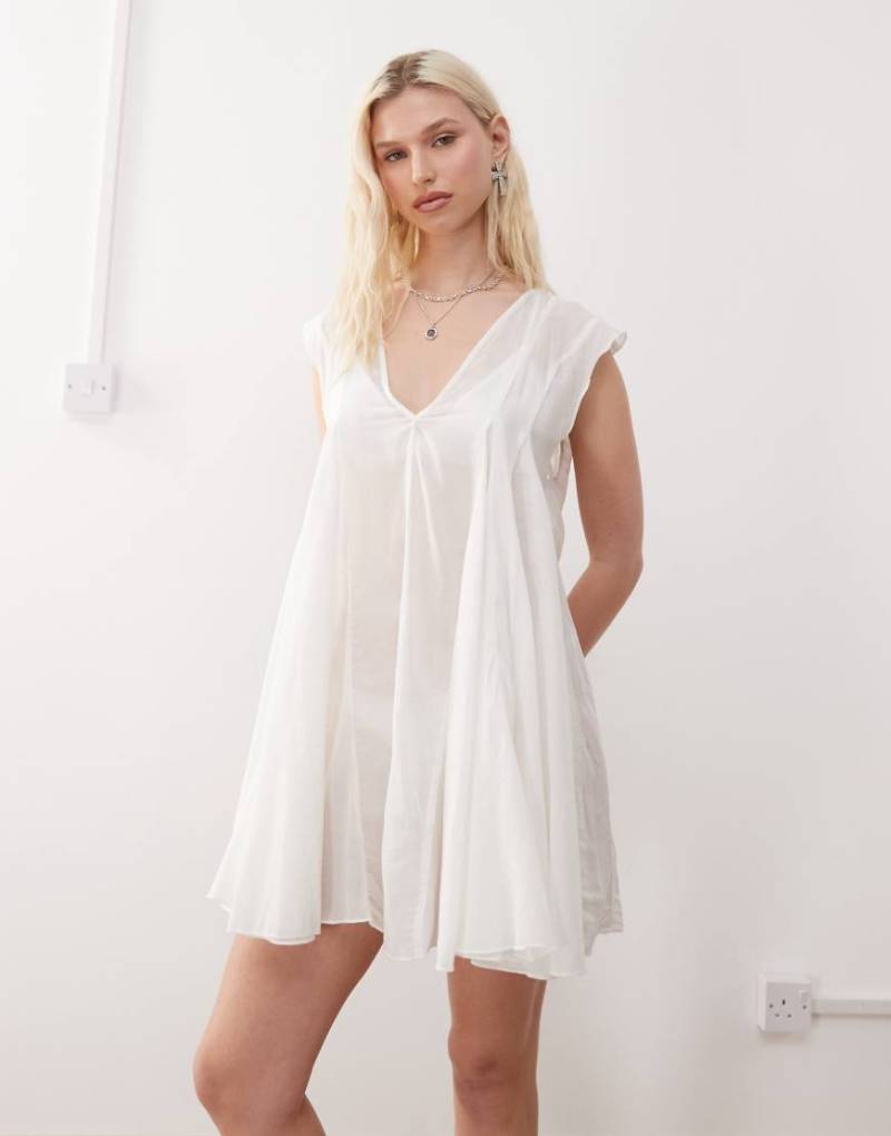 Weekday - Luftiges, fließendes Minikleid aus Chiffon in Weiß von Weekday