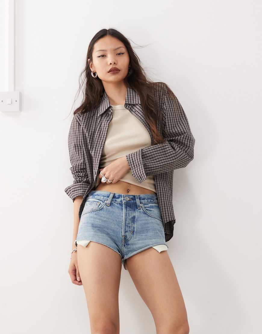Weekday - Maia - Knappe Denim-Shorts in blauer Waschung von Weekday