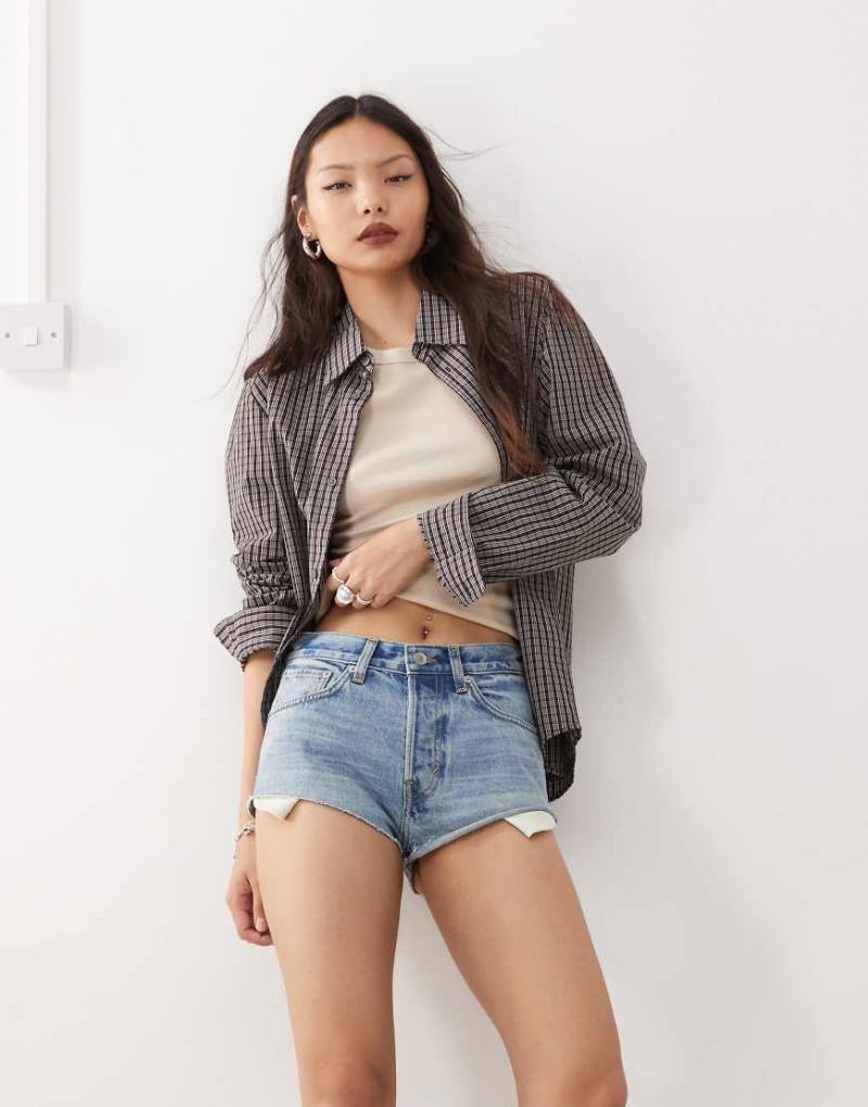 Weekday - Maia - Knappe Denim-Shorts in blauer Waschung von Weekday