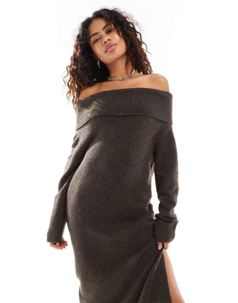 Weekday - Malena - Maxi-Strickkleid in meliertem Braun mit Carmen-Ausschnitt und Seitenschlitz, exklusiv bei ASOS von Weekday