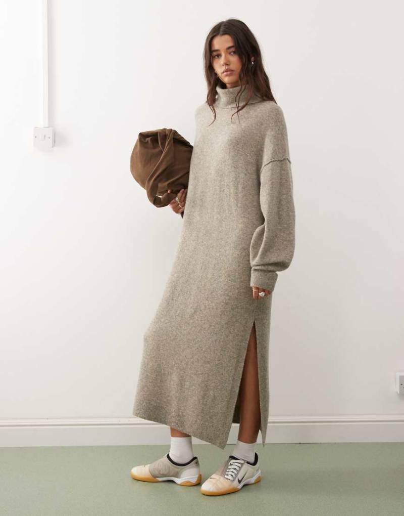 Weekday - Maxi-Pulloverkleid aus Strick in hellem Maulwurfbraun meliert mit Rollkragen, exklusiv bei ASOS-Brown von Weekday