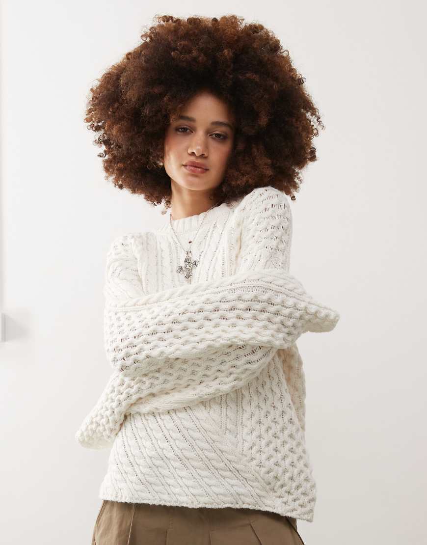 Weekday May - Strickpullover in gebrochenem Weiß mit asymmetrischem Zopfmuster von Weekday