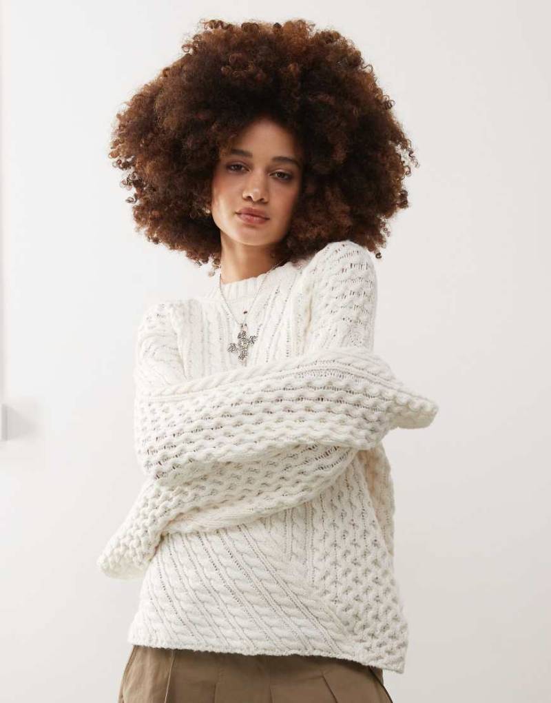Weekday May - Strickpullover in gebrochenem Weiß mit asymmetrischem Zopfmuster von Weekday