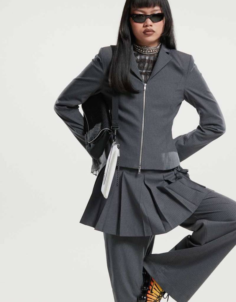 Weekday - Mei - Schmal geschnittener Blazer in meliertem, gestreiftem Grau mit Reißverschluss, Kombiteil von Weekday