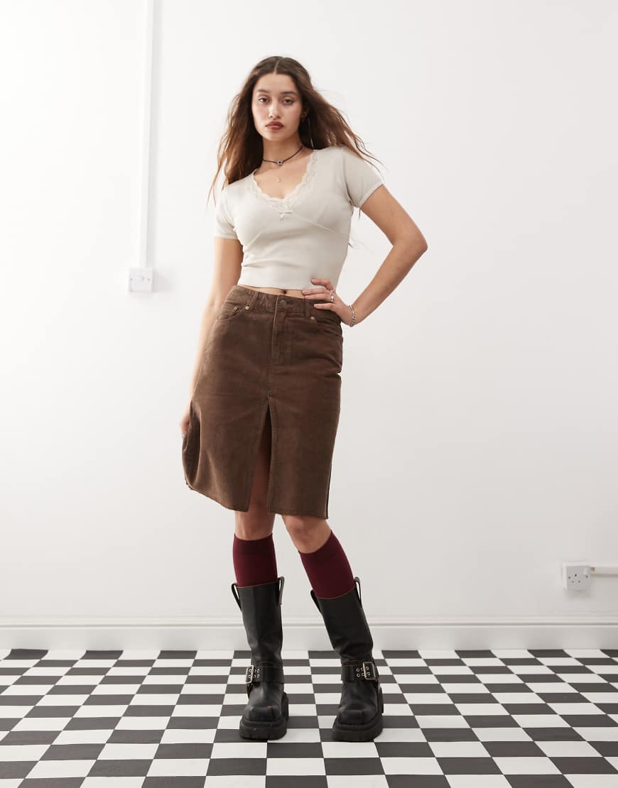 Weekday - Midirock aus Cord in verwaschenem Braun mit Schlitz vorne Weekday - Midirock aus Cord in verwaschenem Braun mit Schlitz vorne von Weekday