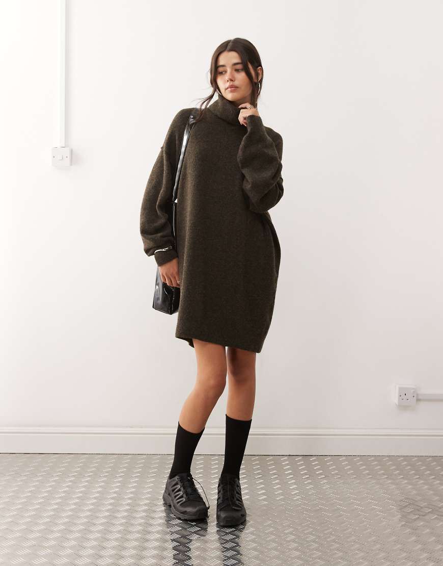 Weekday - Mini-Strickkleid in Dunkelbraun meliert mit Rollkragen, exklusiv bei ASOS-Brown von Weekday