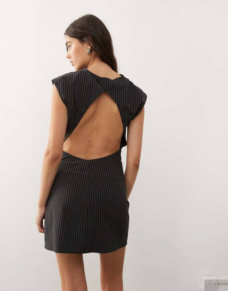 Weekday - Minikleid in Dunkelgrau mit Nadelstreifen, U-Boot-Ausschnitt und Rückenausschnitt von Weekday