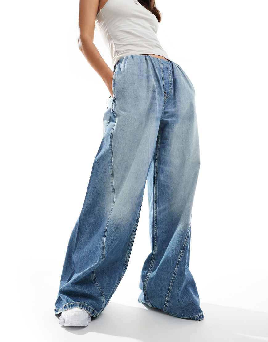 Weekday - Mission - Weit geschnittene Jeans-Jogginghose in hellblauer Waschung mit Ziernaht Weekday - Mission - Weit geschnittene Jeans-Jogginghose in hellblauer Waschung mit Ziernaht von Weekday