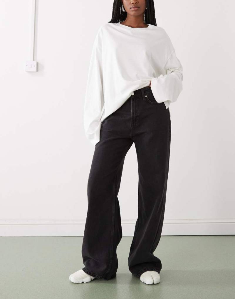 Weekday - Missy - Baggy Fit Jeans in schwarzer Waschung mit niedrigem Bund von Weekday