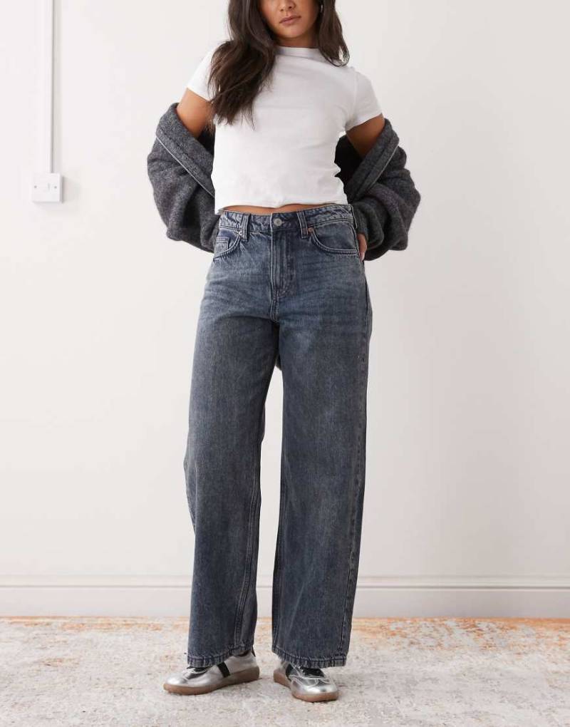 Weekday - Missy - Loose-Fit-Jeans in blauer Streaky-Waschung mit niedrigem Bund von Weekday