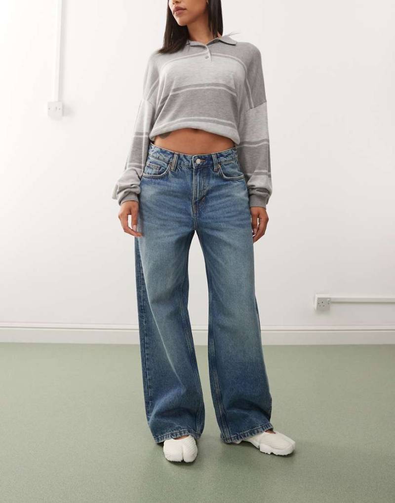 Weekday - Missy - Loose-Fit-Jeans in dunkelblauer Waschung mit niedrigem Bund und grünem Farbstich von Weekday