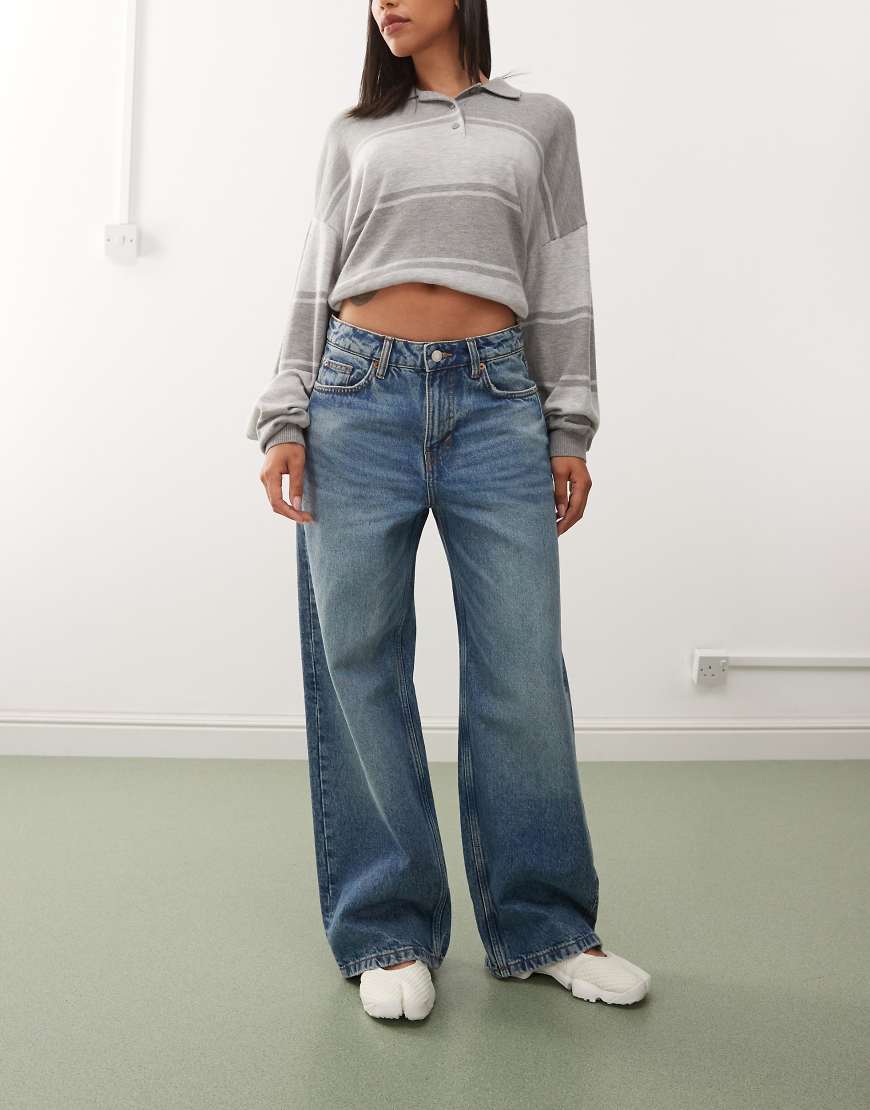 Weekday - Missy - Loose-Fit-Jeans in dunkelblauer Waschung mit niedrigem Bund und grünem Farbstich von Weekday