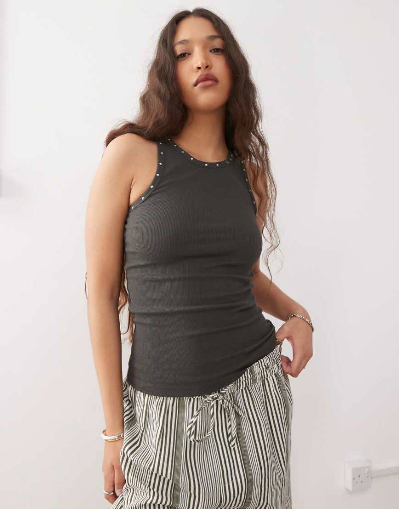 Weekday - Mit Nieten besetztes Tanktop in Dunkelgrau von Weekday
