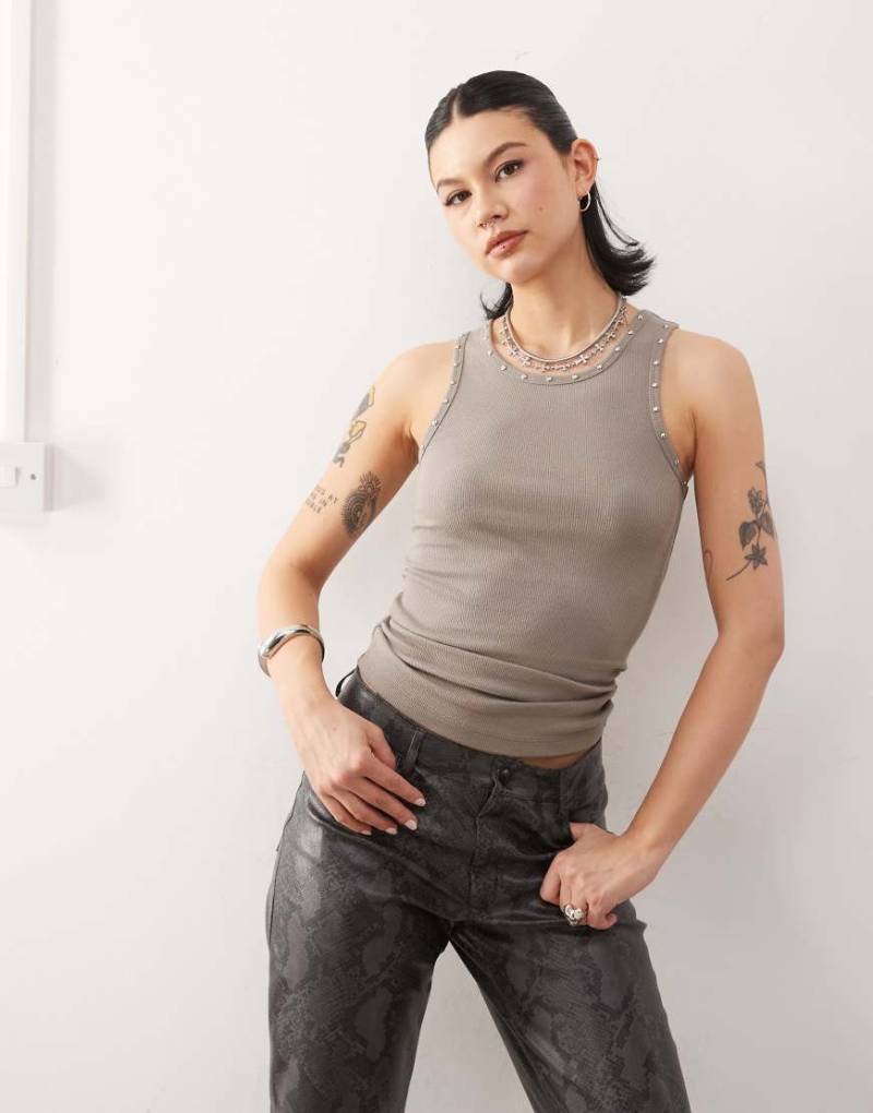 Weekday - Mit Nieten besetztes Tanktop in staubigem Maulwurfbraun-Neutral von Weekday