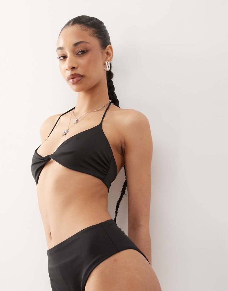 Weekday - Mix and Match - Bikinioberteil in Schwarz mit verdrehter Vorderseite von Weekday