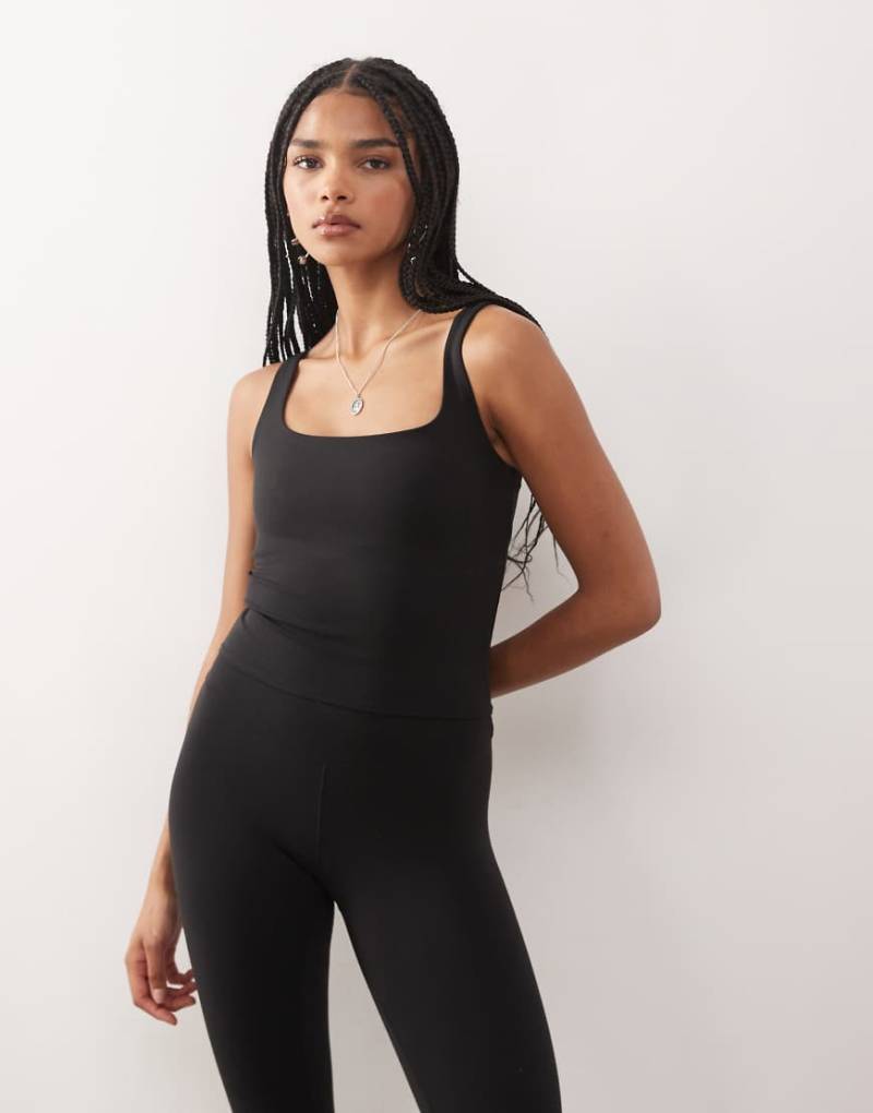 Weekday - Mix and Match - Doppellagiges, nahtloses Sport-Oberteil in Schwarz mit Stretchanteil und eckigem Ausschnitt von Weekday