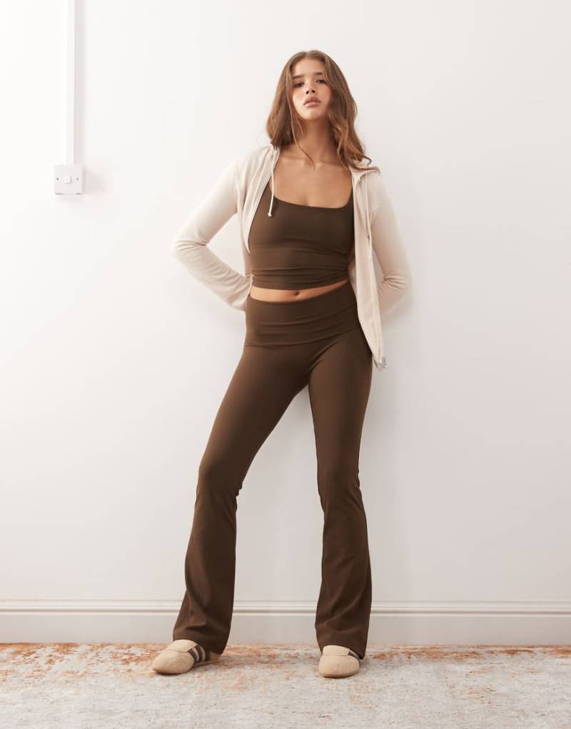 Weekday - Mix and Match - Nahtlose ausgestellte Stretch-Leggings in Dunkelbraun-Brown von Weekday