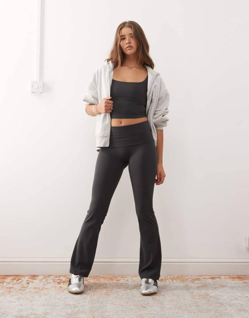 Weekday - Mix and Match - Nahtlose ausgestellte Stretch-Leggings in Dunkelgrau Weekday - Mix and Match - Nahtlose ausgestellte Stretch-Leggings in Dunkelgrau von Weekday