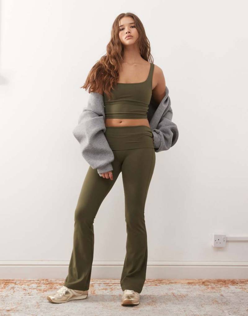 Weekday - Mix and Match - Nahtlose, ausgestellte Sport-Leggings in Khaki mit Stretchanteil-Grün von Weekday
