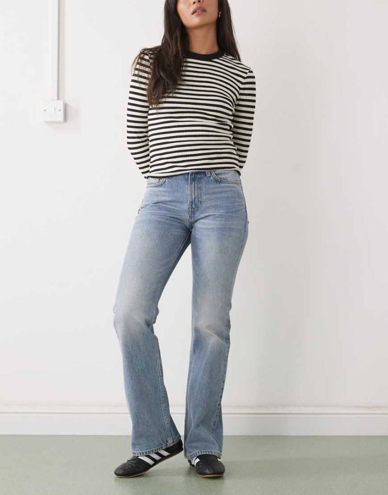 Weekday - Moon - Ausgestellte Bootcut-Jeans in blauer Stone-Waschung mit mittelhohem Bund Weekday - Moon - Ausgestellte Bootcut-Jeans in blauer Stone-Waschung mit mittelhohem Bund von Weekday