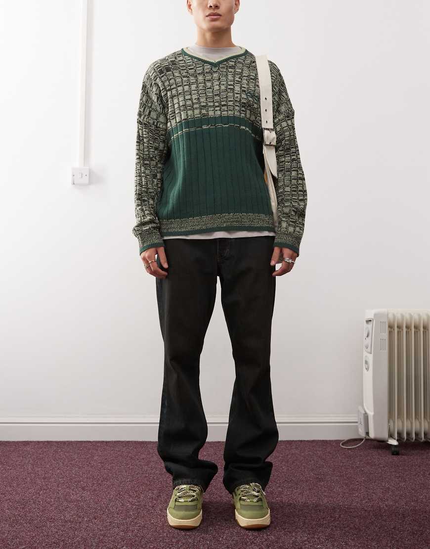 Weekday - Motion - Schmal geschnittene Jeans in dunkelblauer Waschung mit leichtem Bootcut-Schnitt von Weekday