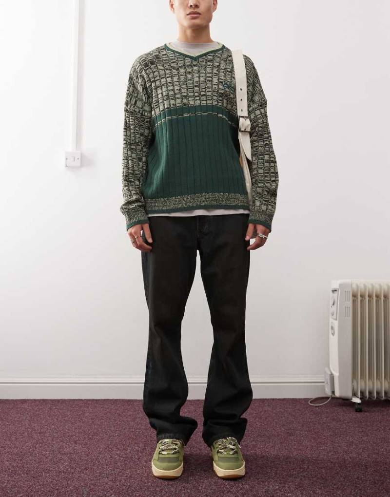 Weekday - Motion - Schmal geschnittene Jeans in dunkelblauer Waschung mit leichtem Bootcut-Schnitt von Weekday