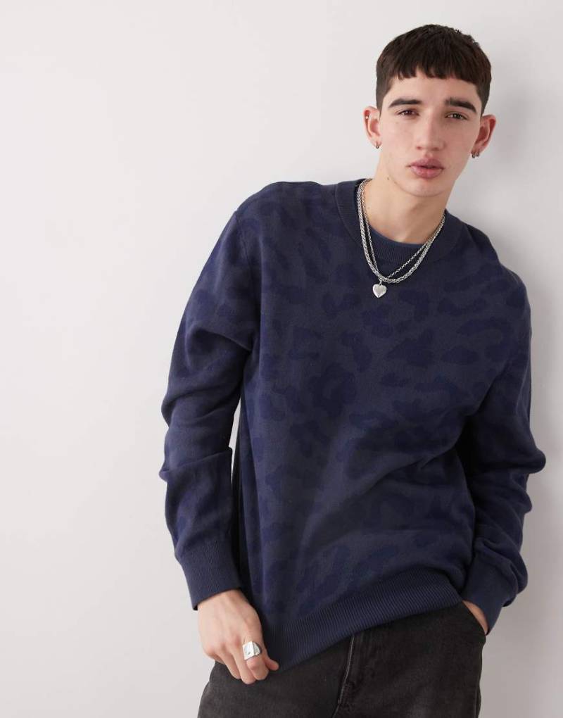 Weekday - Murray - Pullover in Dunkelblau mit farblich abgestimmtem Leopard-Jacquard-Design von Weekday
