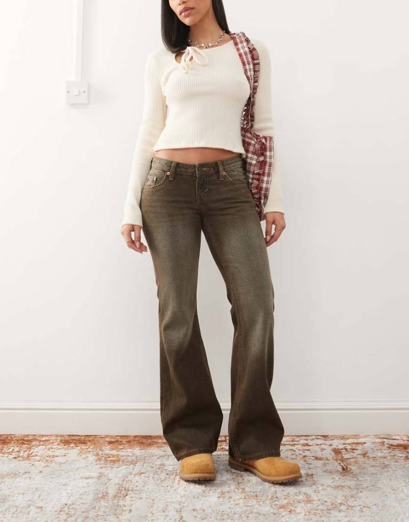 Weekday - Nova - Bootcut-Jeans in dunkelbrauner Waschung mit niedriger Taille von Weekday