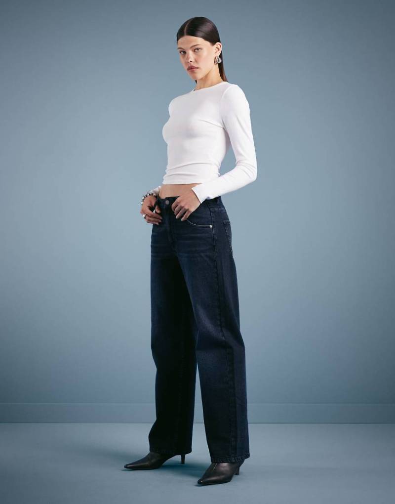 Weekday - Nova - Slim-Fit-Bootcut-Jeans in Dunkelblau mit niedrigem Bund von Weekday
