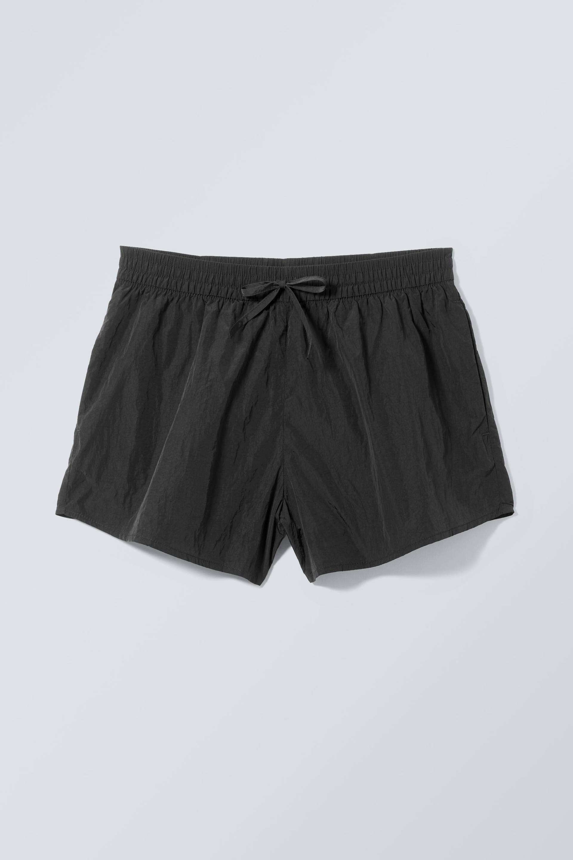 Weekday Nylon-Shorts Tyler Schwarz in Größe 44. Farbe: Black von Weekday