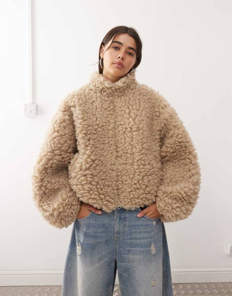 Weekday - Oberteil aus flauschigem Fleece in Beige-Brown von Weekday
