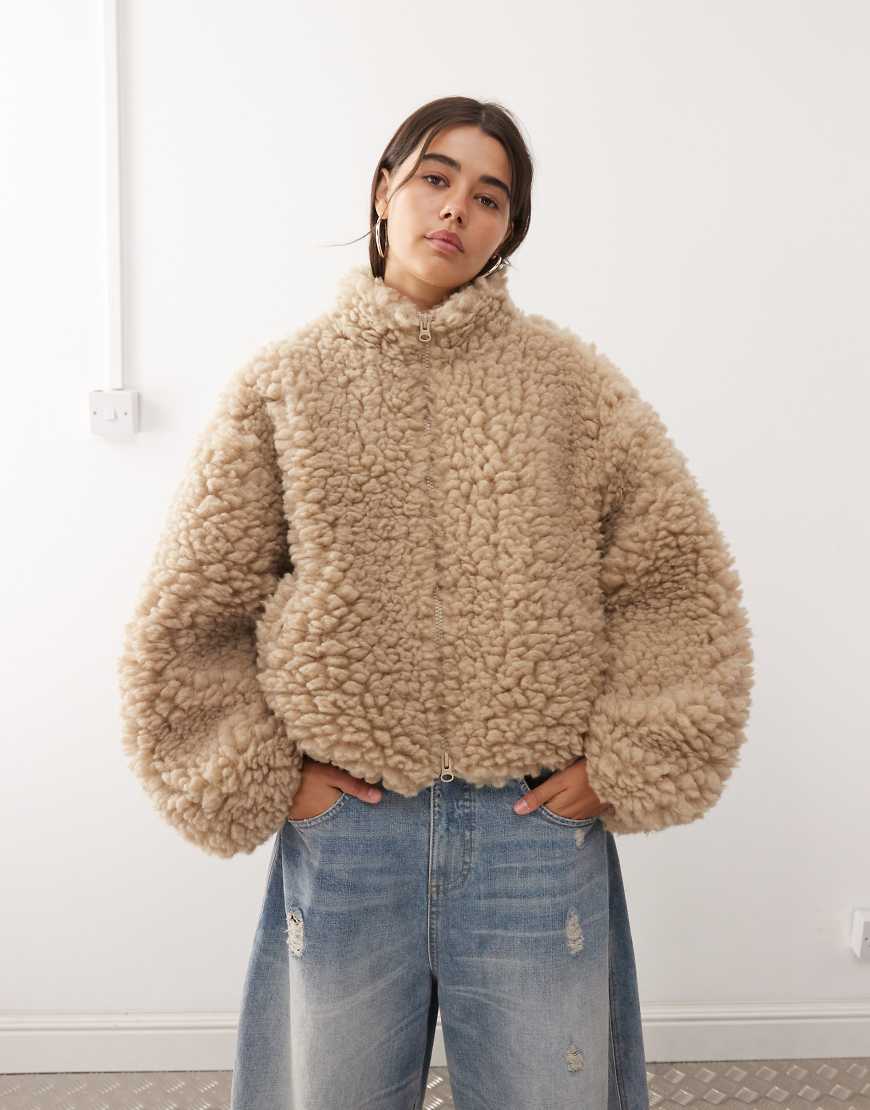 Weekday - Oberteil aus flauschigem Fleece in Beige-Brown Weekday - Oberteil aus flauschigem Fleece in Beige-Brown von Weekday