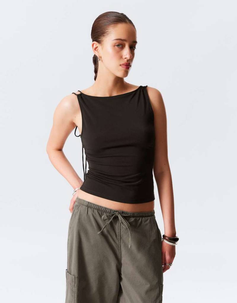 Weekday - Oberteil in Dunkelbraun mit U-Boot-Ausschnitt und schmalen Trägern-Grau von Weekday