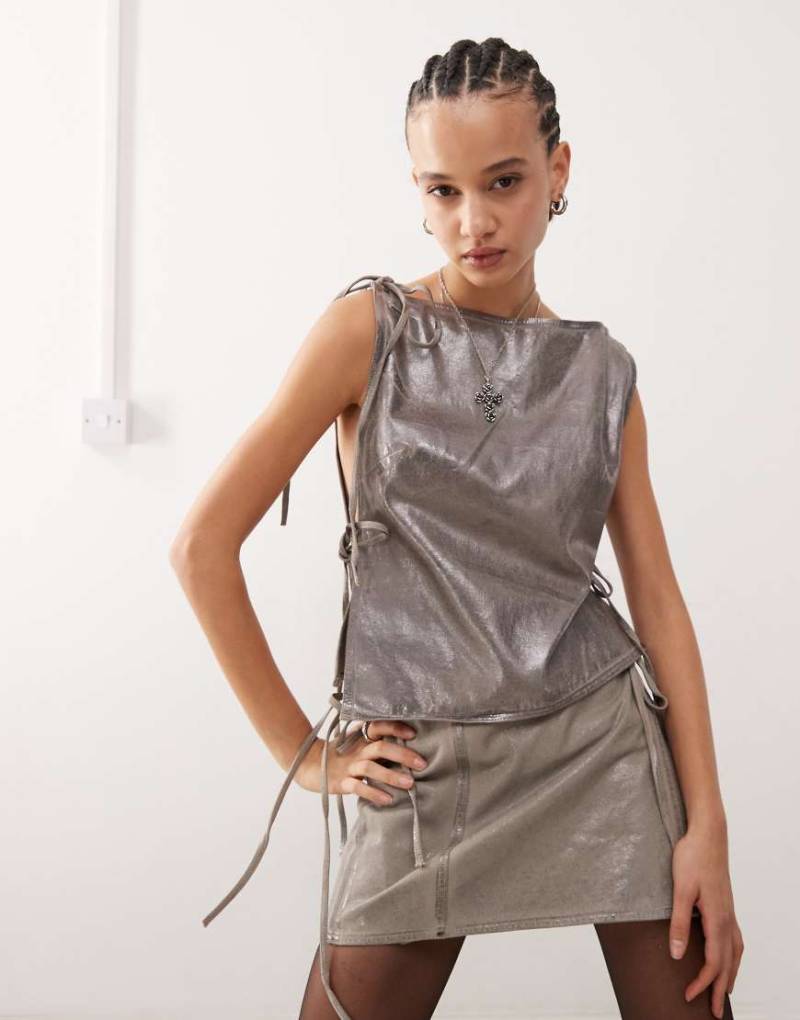 Weekday - Oberteil in Metallic-Silber mit U-Boot-Ausschnitt und Riemchendesign, Kombiteil von Weekday