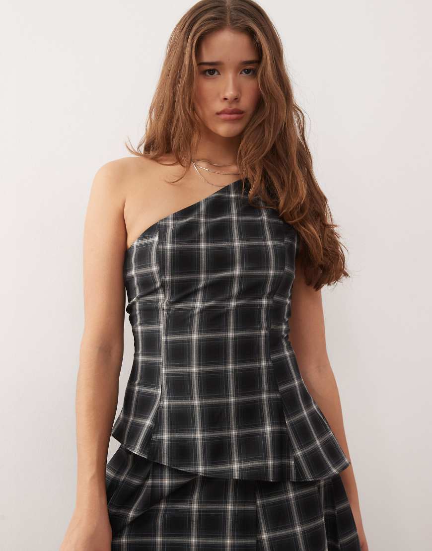 Weekday - Oberteil in Schwarz kariert mit One-Shoulder-Träger und asymmetrischem Schößchensaum, Kombiteil von Weekday