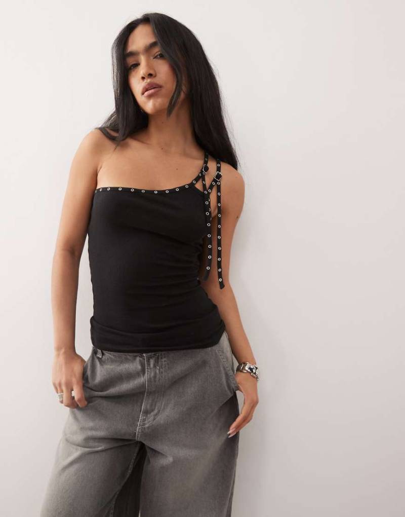 Weekday - Oberteil in Schwarz mit One-Shoulder-Träger und Riemchendetail mit Ösen von Weekday