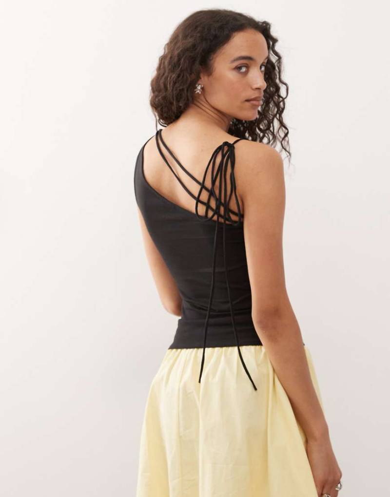 Weekday - Oberteil in Schwarz mit One-Shoulder-Träger und Schnürdetails von Weekday