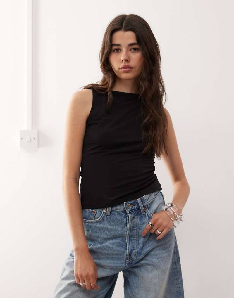 Weekday - Oberteil in Schwarz mit U-Boot-Ausschnitt und schmalen Trägern von Weekday