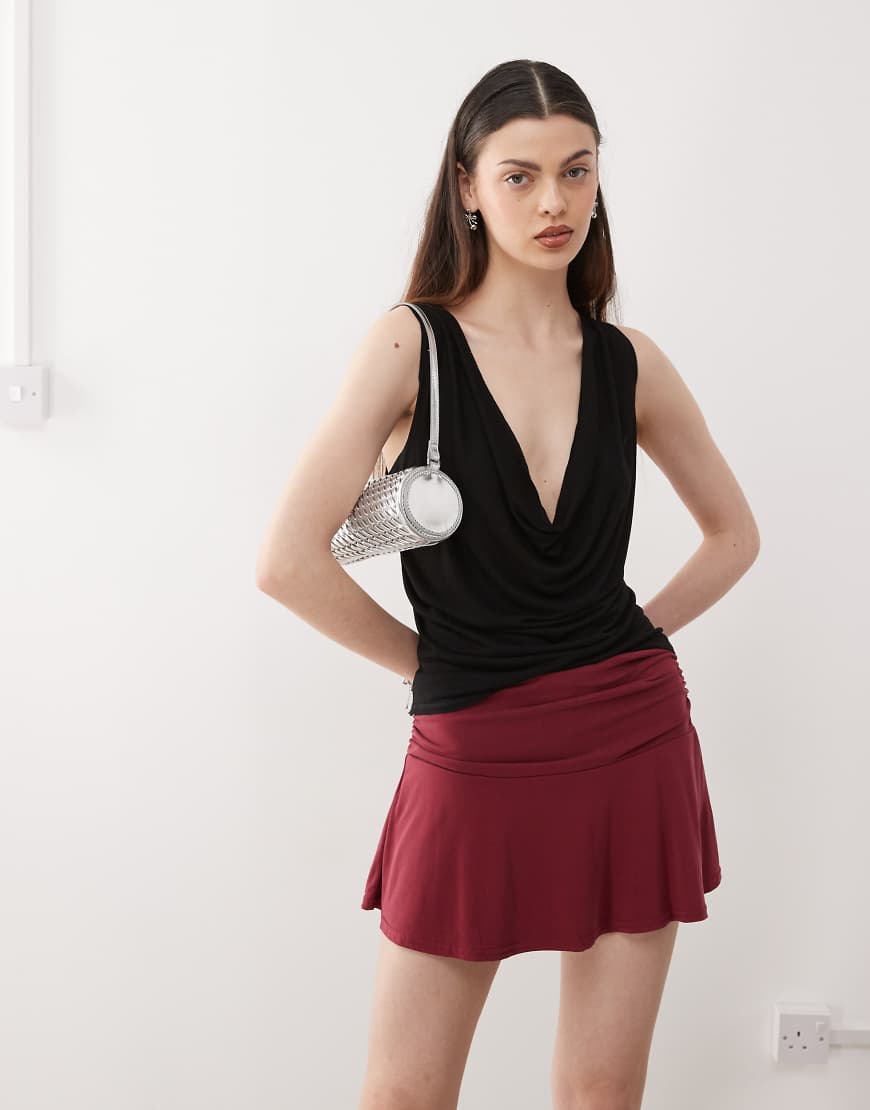 Weekday - Oberteil in Schwarz mit tiefem, drapiertem Ausschnitt von Weekday