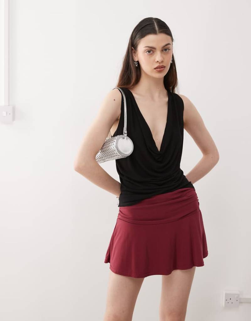 Weekday - Oberteil in Schwarz mit tiefem, drapiertem Ausschnitt von Weekday