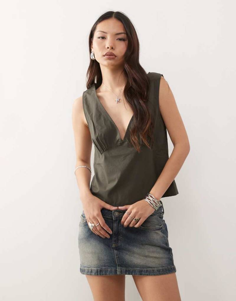 Weekday - Oberteil in gedecktem Schwarz mit V-Ausschnitt von Weekday