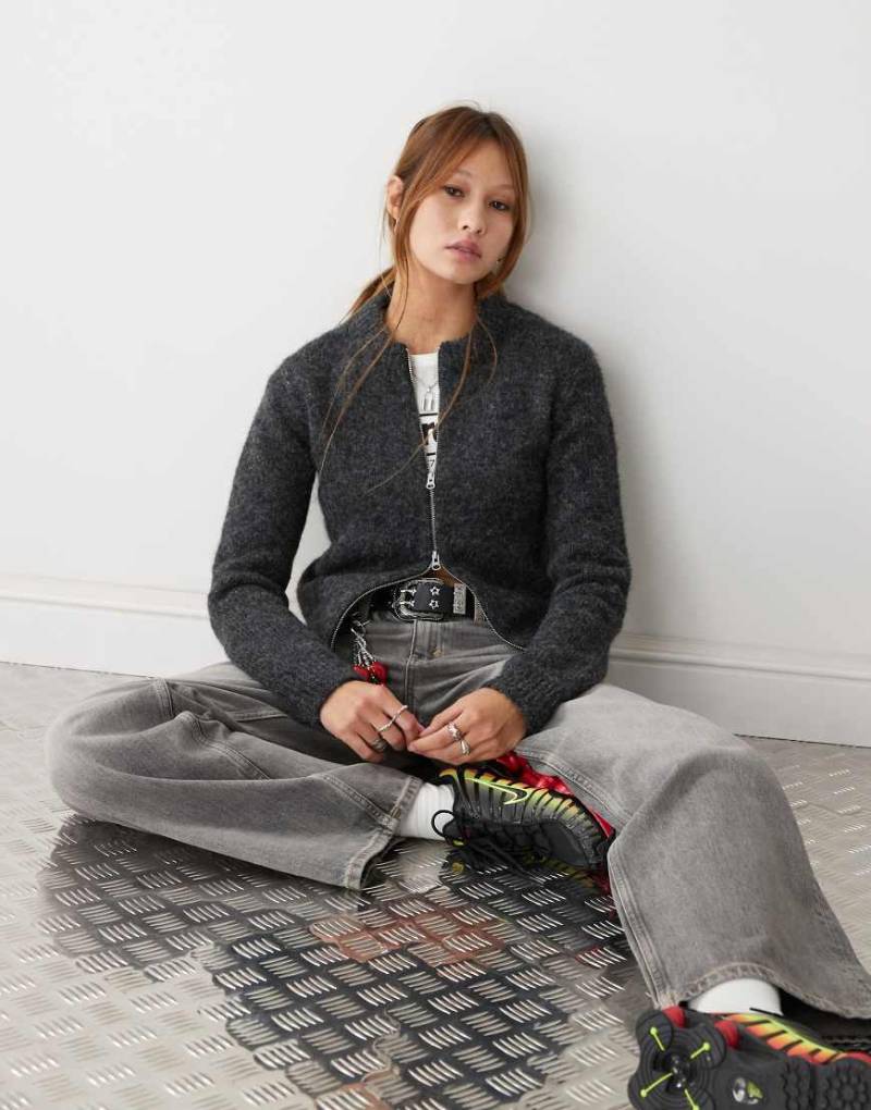 Weekday - Odora - Strickjacke aus Wollmix in meliertem gebrochenem Schwarz mit Reißverschluss von Weekday