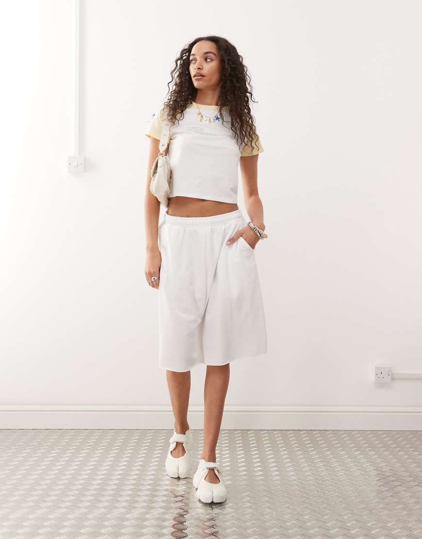 Weekday - Oversize-Bermudashorts aus Jersey in Weiß von Weekday
