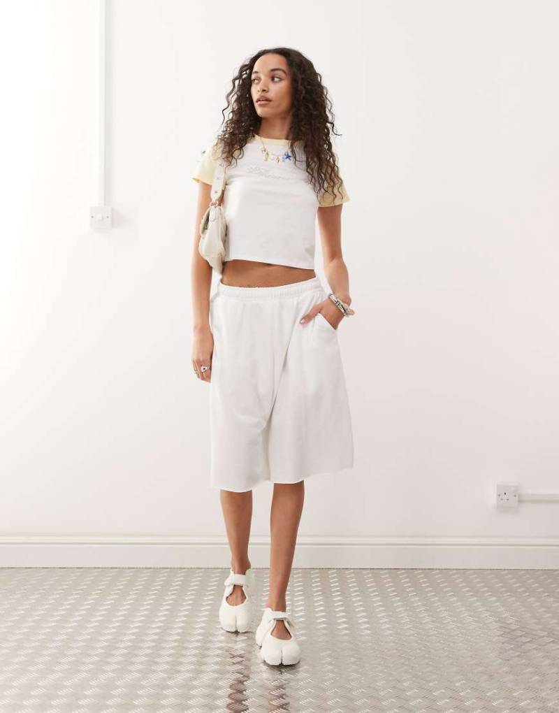 Weekday - Oversize-Bermudashorts aus Jersey in Weiß von Weekday