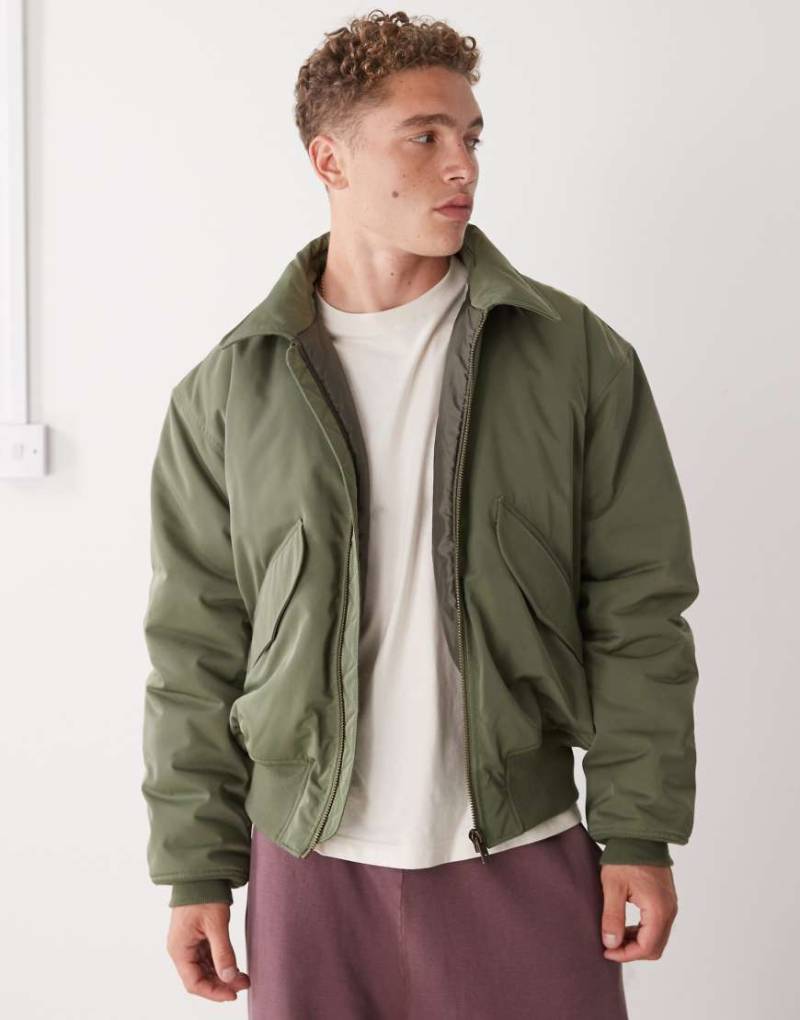 Weekday - Oversize-Bomberjacke in Khaki mit Kragen-Grün von Weekday