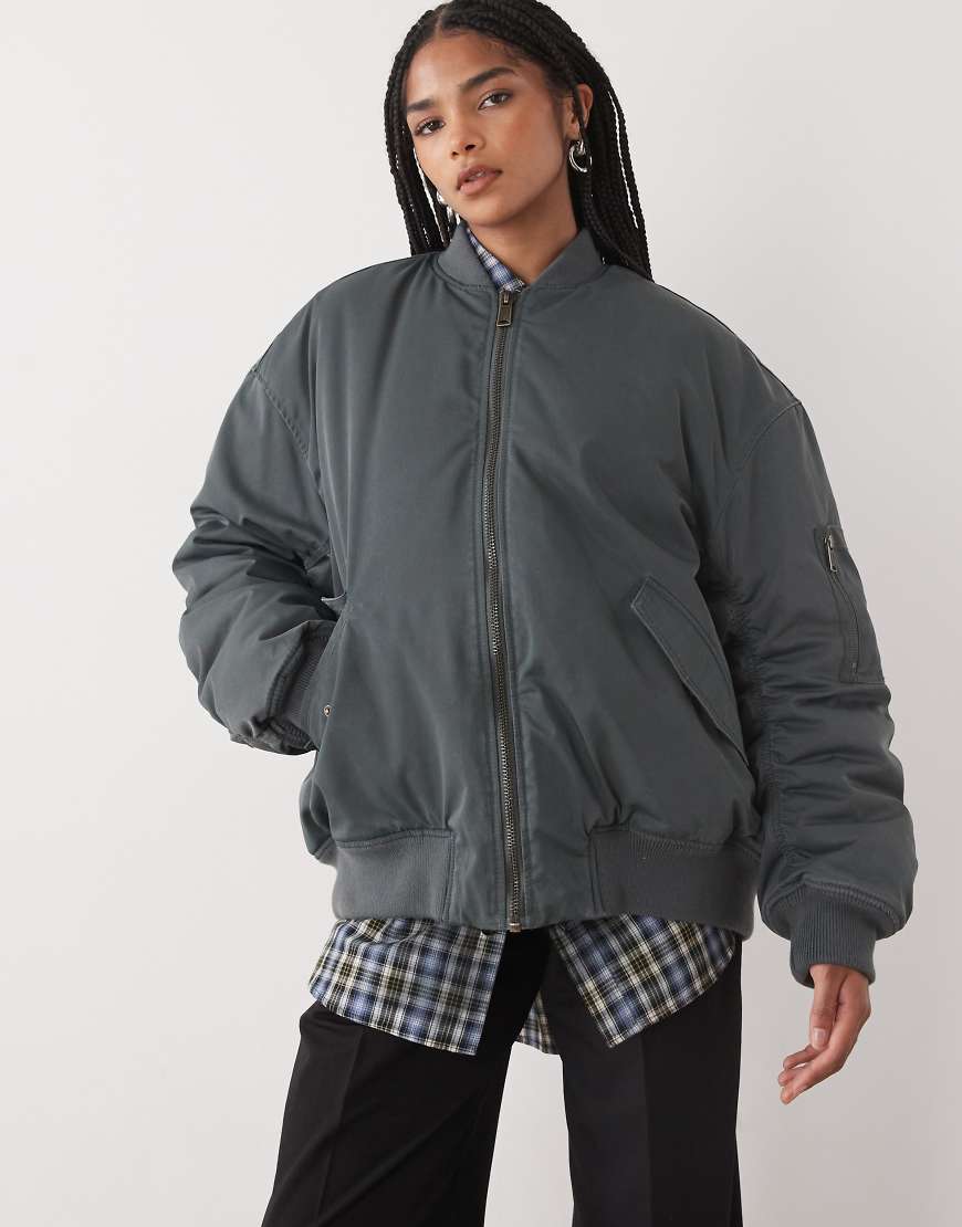 Weekday - Oversize-Bomberjacke in gewaschenem Khaki-Grün Weekday - Oversize-Bomberjacke in gewaschenem Khaki-Grün von Weekday