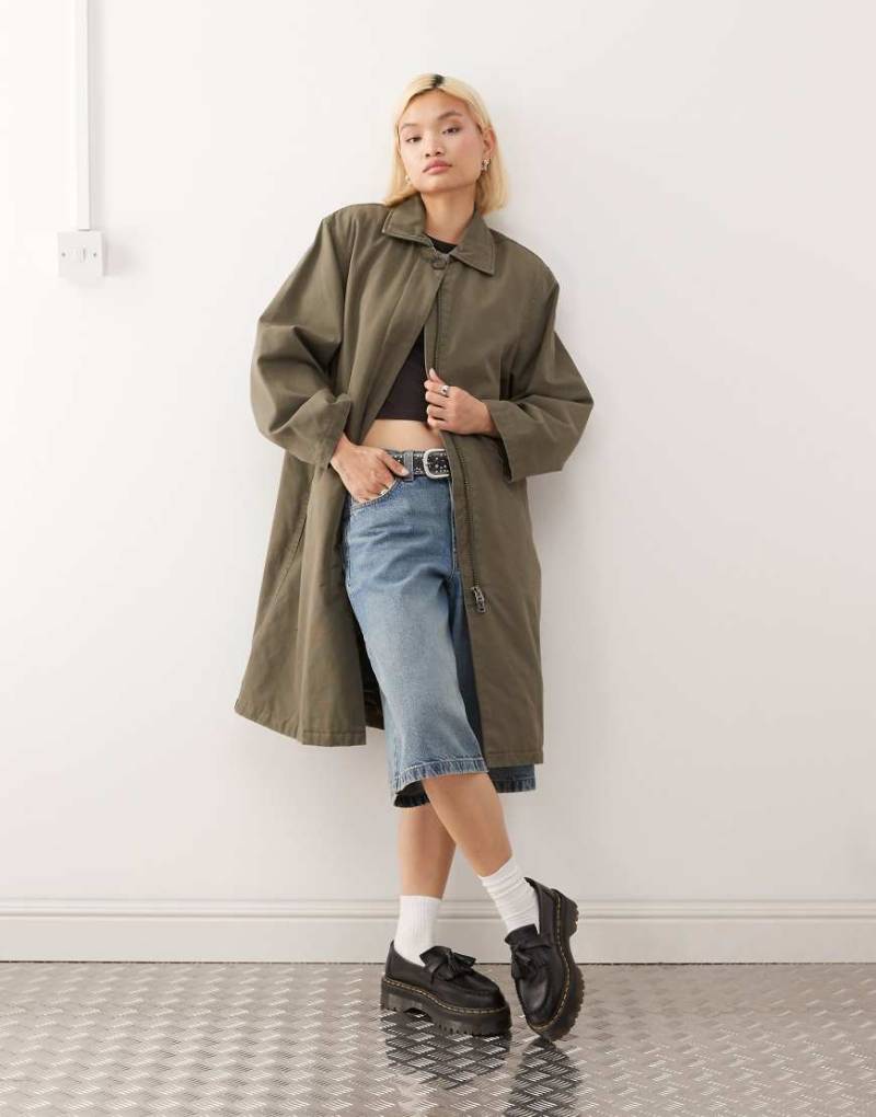 Weekday - Oversize-Carcoat in dunklem Khaki aus Canvas-Grün von Weekday