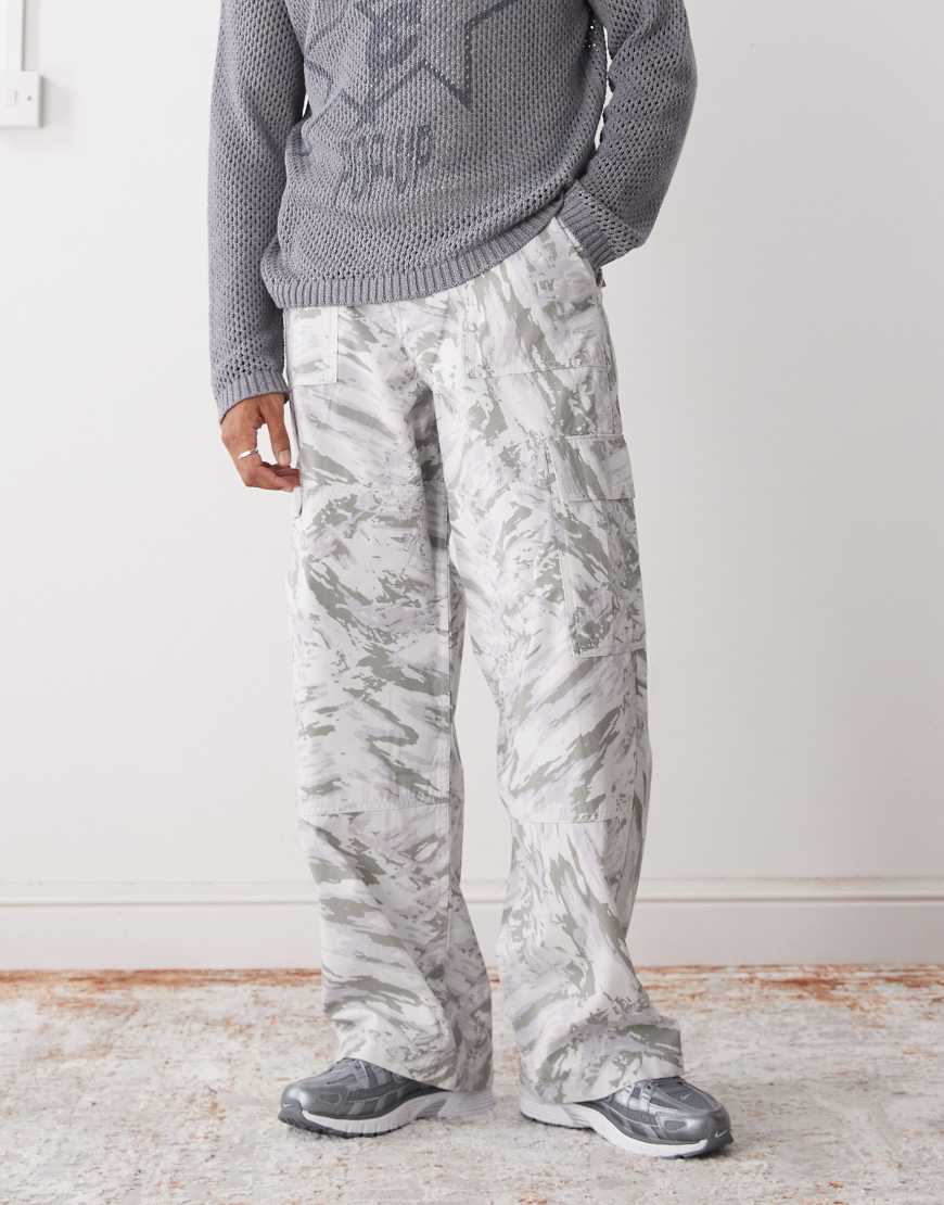 Weekday - Oversize-Cargohose in Wollweiß mit Grafikprint Weekday - Oversize-Cargohose in Wollweiß mit Grafikprint von Weekday